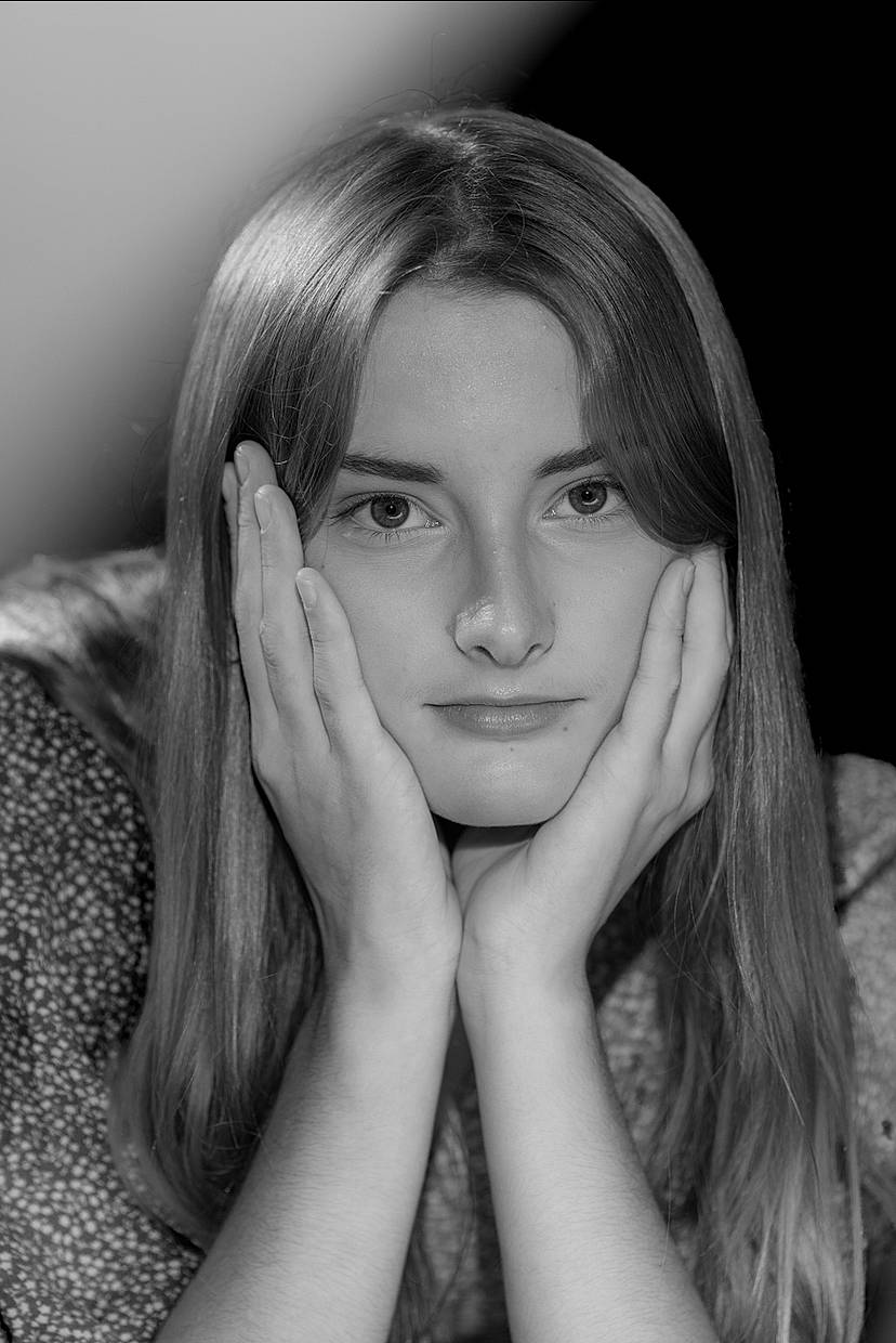 Julie a rejoint le concours — aidez-le/la à gagner de superbes lots ! arm, cheek, chin, eyebrow, eyelash, finger, flash_photography, forehead, gesture, hand, human_body, iris, jaw, lip, mouth, neck, nose, person, shoulder, skin