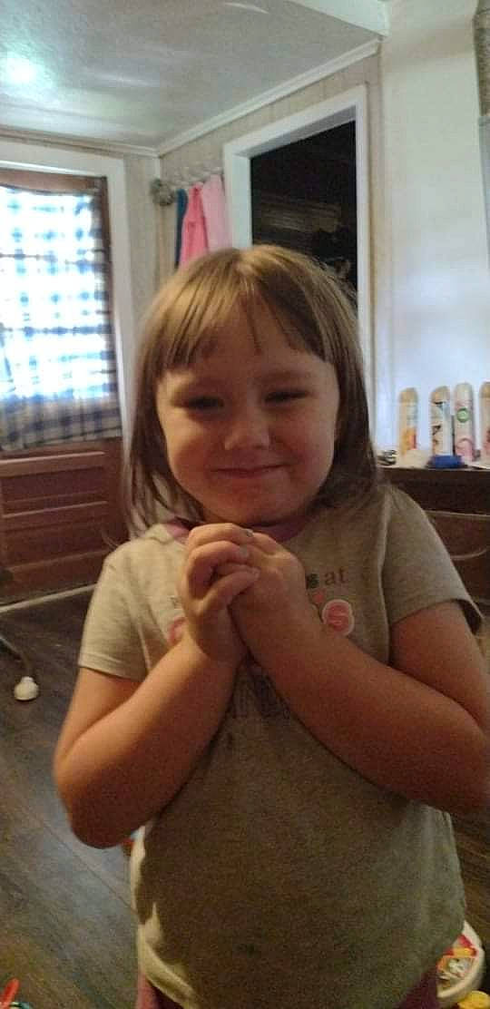 Jojo is registered to the contest to win money with this photo: arm, cheek, facial_expression, gesture, hair, hairstyle, happy, iris, joy, mammal, mouth, nose, person, shoulder, skin, sleeve, smile, standing, t_shirt, thumb