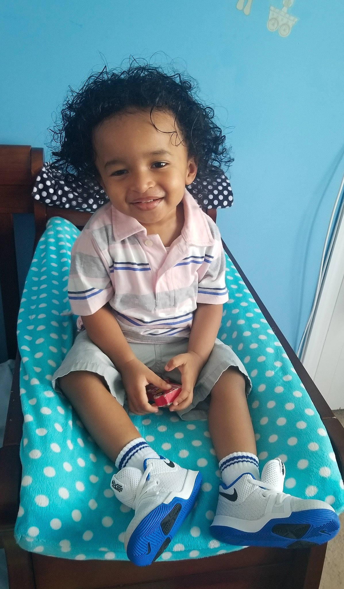 Tavares is registered to the contest to win money with this photo: arm, baby, black_hair, blue, cheek, child, cool, hair, hairstyle, happy, head, joy, knee, leg, nose, pattern, person, sitting, skin, smile