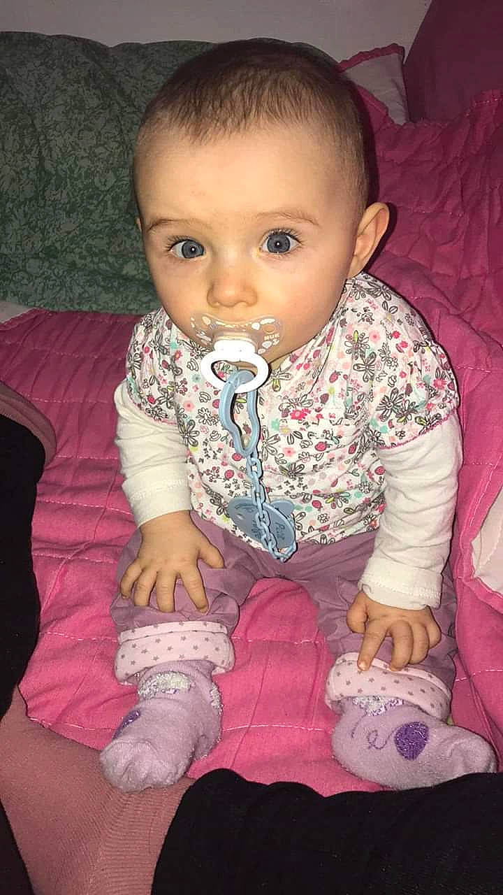 Lilou participe au concours pour gagner de l'argent avec cette photo : baby, baby_products, baby_toddler_clothing, cheek, child, iris, person, pink, sitting, skin, toddler