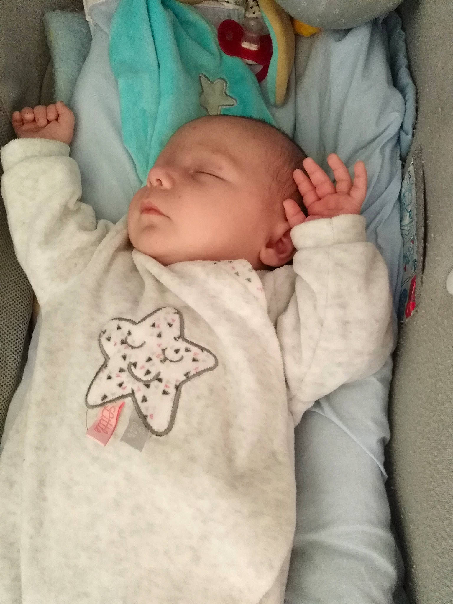 Lilou a rejoint le concours — aidez-le/la à gagner de superbes lots ! baby, baby_products, baby_sleeping, bedtime, birth, blanket, cheek, child, comfort, ear, forehead, linens, nap, nose, person, product, skin, sleep, textile, toddler