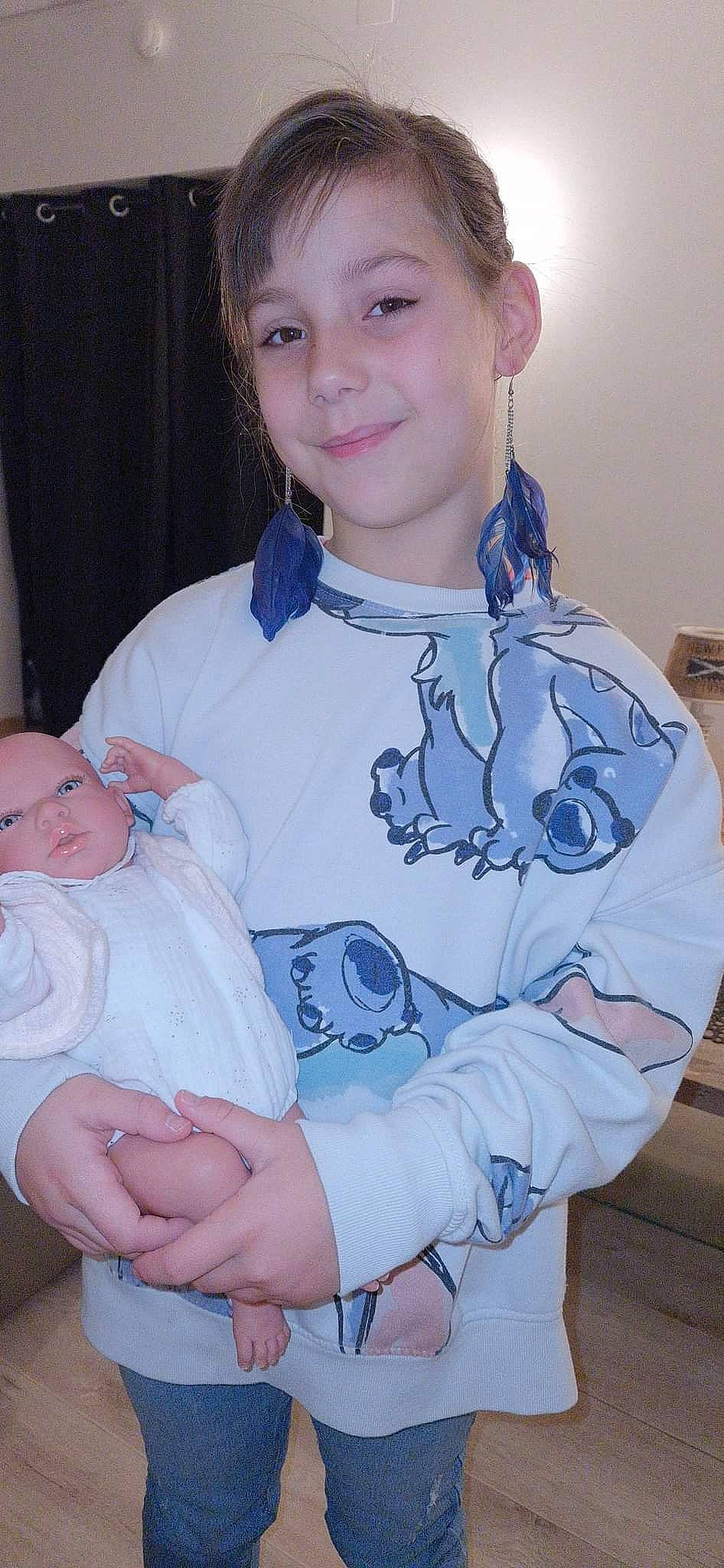 Elyna a rejoint le concours — aidez-le/la à gagner de superbes lots ! arm, baby, baby_products, baby_toddler_clothing, cheek, chest, child, electric_blue, face, facial_expression, finger, happy, head, joy, person, sitting, skin, sleeve, smile, t_shirt