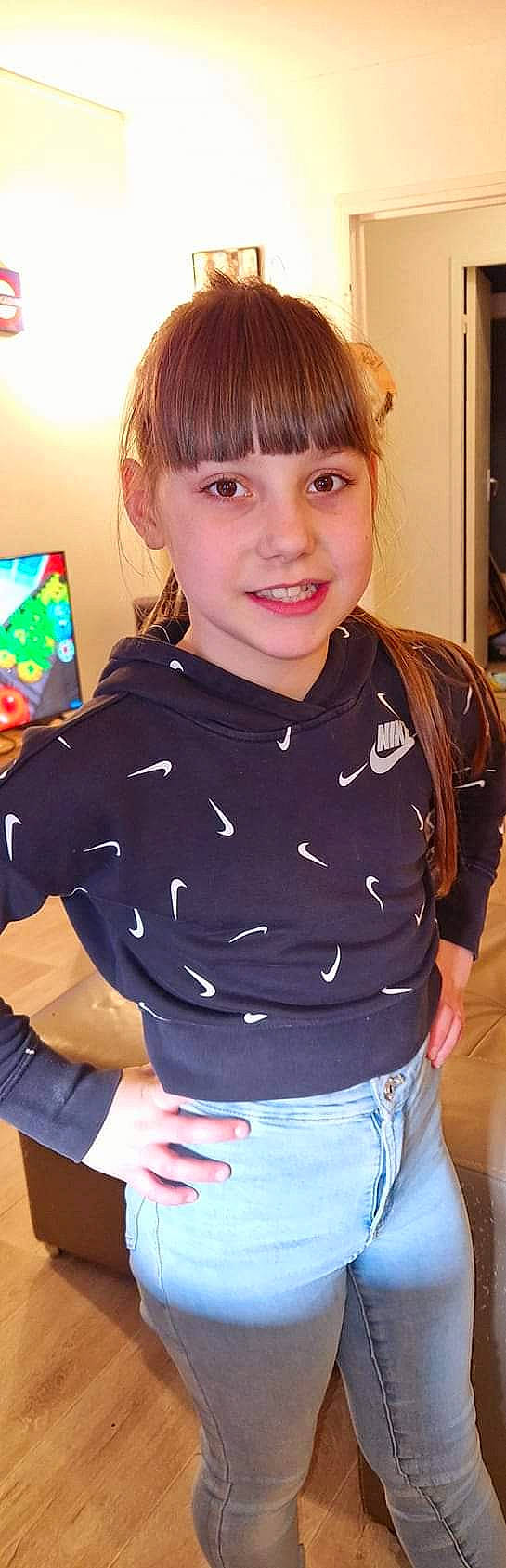 Elyna a rejoint le concours — aidez-le/la à gagner de superbes lots ! bangs, brown_hair, cheek, chest, child, clothing, cool, eye, eyelash, forehead, fun, joy, layered_hair, lip, long_hair, long_sleeved_t_shirt, neck, person, skin, sleeve