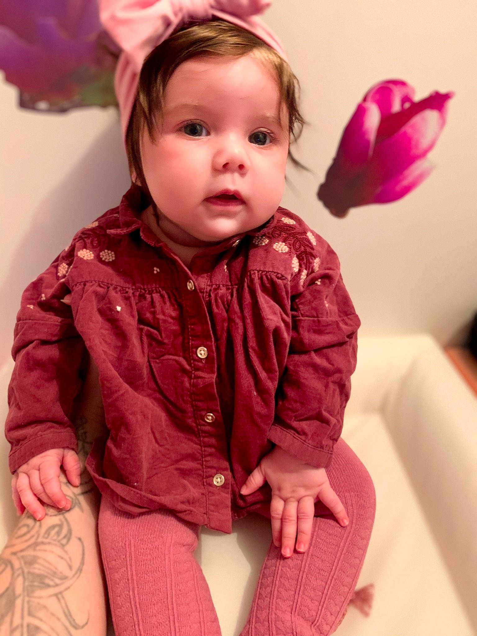 Rose participe au concours pour gagner de l'argent avec cette photo : baby, baby_toddler_clothing, button, cheek, child, child_model, eye, hair_accessory, headband, headpiece, iris, magenta, mouth, nightwear, nose, person, petal, pink, sleeve, toddler