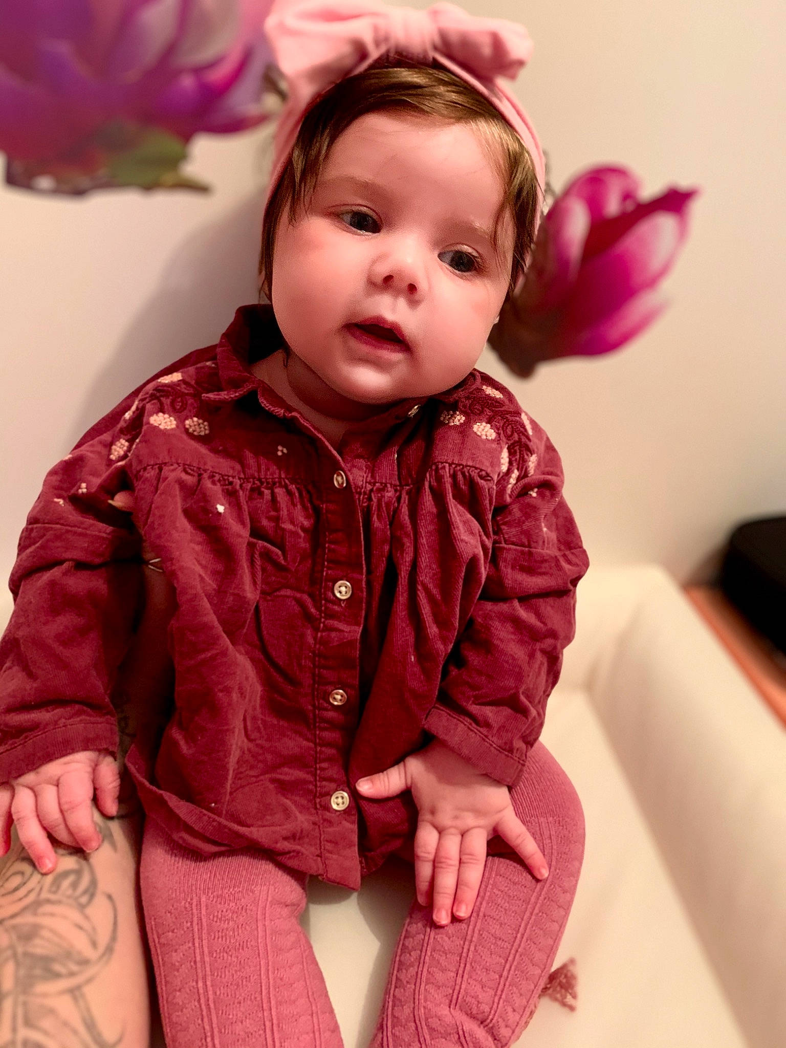 Rose a rejoint le concours — aidez-le/la à gagner de superbes lots ! artificial_flower, baby, baby_toddler_clothing, button, cheek, child_model, comfort, cut_flowers, eye, iris, mouth, nightwear, nose, person, petal, pink, sitting, sleeve, toddler, violet