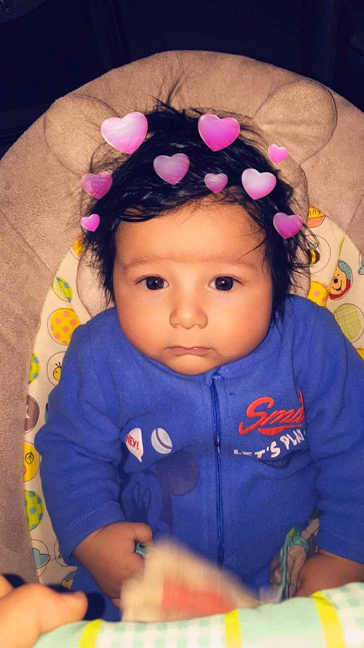 Adam a rejoint le concours — aidez-le/la à gagner de superbes lots ! baby, cheek, child, eye, forehead, hair_accessory, head, headband, headgear, iris, lip, person, pink, play, toddler