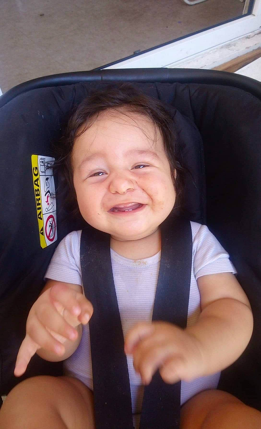 Adam a rejoint le concours — aidez-le/la à gagner de superbes lots ! baby, car_seat, child, face, facial_expression, finger, joy, person, skin, smile, thumb, toddler