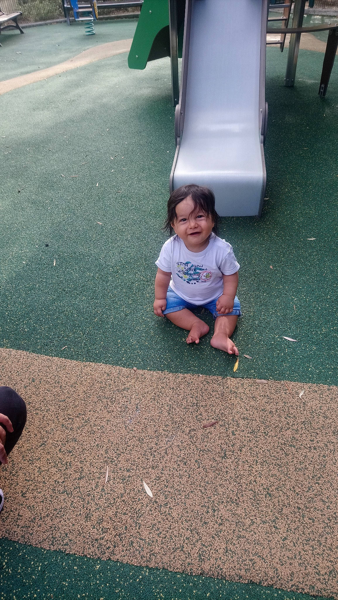Adam participe au concours pour gagner de l'argent avec cette photo : asphalt, child, city, fun, grass, leisure, outdoor_play_equipment, person, plant, play, playground, public_space, recreation, road_surface, sitting, toddler, vacation