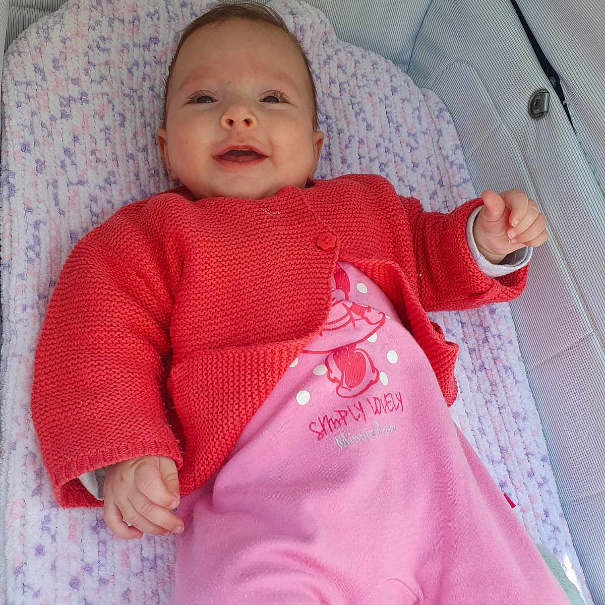 Ninon participe au concours pour gagner de l'argent avec cette photo : baby, baby_girl, blanket, child, clothing, cozy, cute, facial_expression, happy, indoors, infant, lying_down, person, pink_outfit, portrait, red_sweater, smiling, soft_texture, warm_colors, young_child