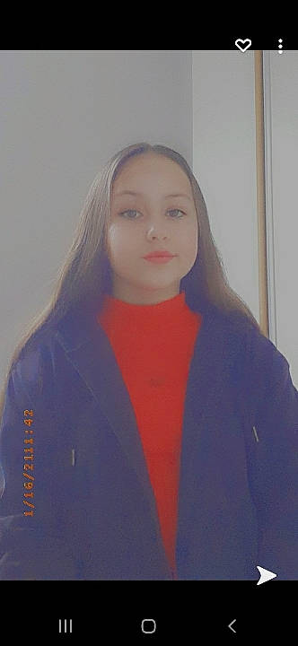 Tina a rejoint le concours — aidez-le/la à gagner de superbes lots ! blazer, collar, electric_blue, event, eye, eyebrow, facial_expression, fashion_accessory, fashion_design, formal_wear, fur, iris, lip, magenta, neck, outerwear, person, sleeve, smile, street_fashion