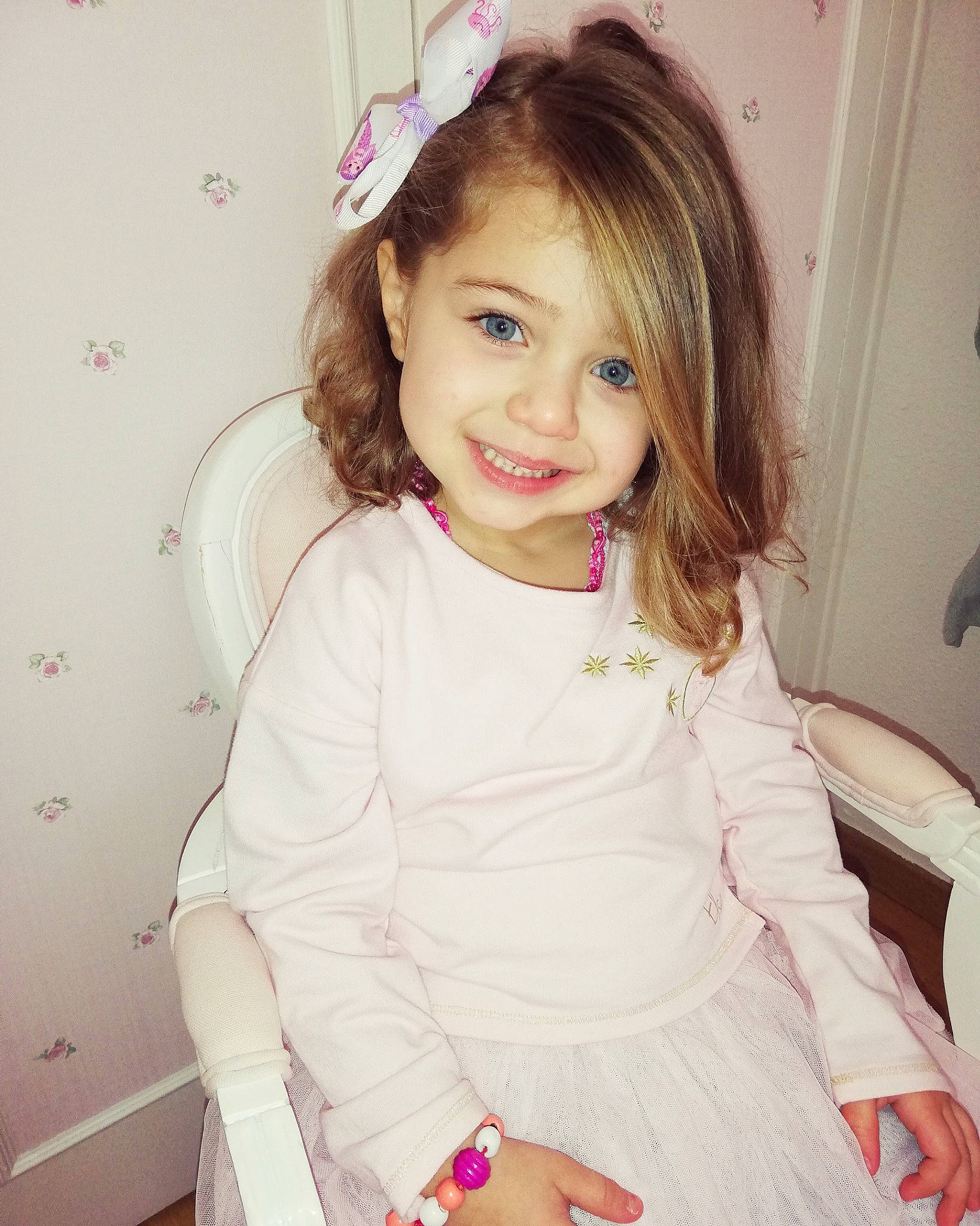 Esma a rejoint le concours — aidez-le/la à gagner de superbes lots ! beauty, brown_hair, cheek, child, child_model, dress, eye, face, facial_expression, hair, hairstyle, happy, head, iris, joy, lip, long_hair, person, pink, skin