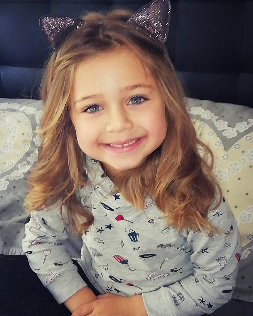 Esma participe au concours pour gagner de l'argent avec cette photo : beauty, blond, cheek, child, ear, eye, face, facial_expression, forehead, hair, hairstyle, head, joy, lip, long_hair, nose, organ, people, person, skin