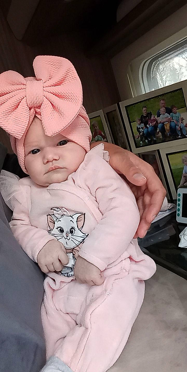 Swaily a rejoint le concours — aidez-le/la à gagner de superbes lots ! baby, baby_products, baby_sleeping, baby_toddler_clothing, cap, cheek, child, comfort, cool, costume_hat, facial_expression, headgear, headwear, mouth, nose, pattern, person, picture_frame, pink, skin