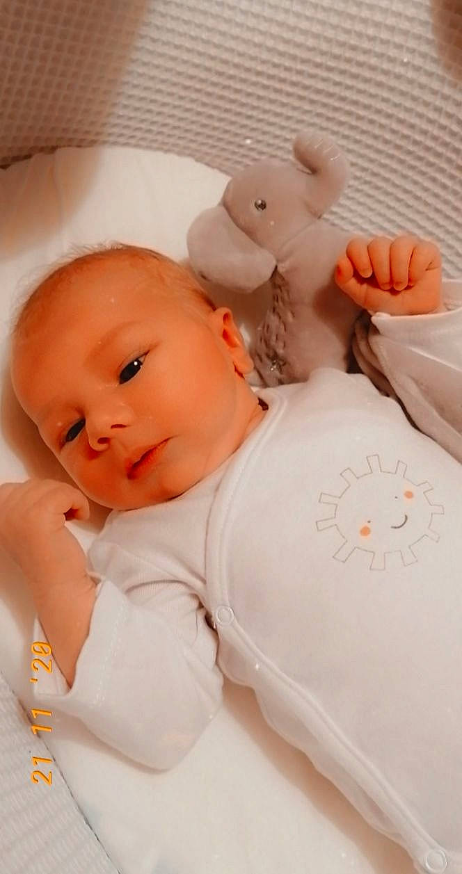 Layson participe au concours pour gagner de l'argent avec cette photo : baby, baby_sleeping, baby_toddler_clothing, beauty, cheek, child, comfort, facial_expression, finger, gesture, linens, mammal, nose, orange, person, pink, skin, stuffed_toy, textile, thumb