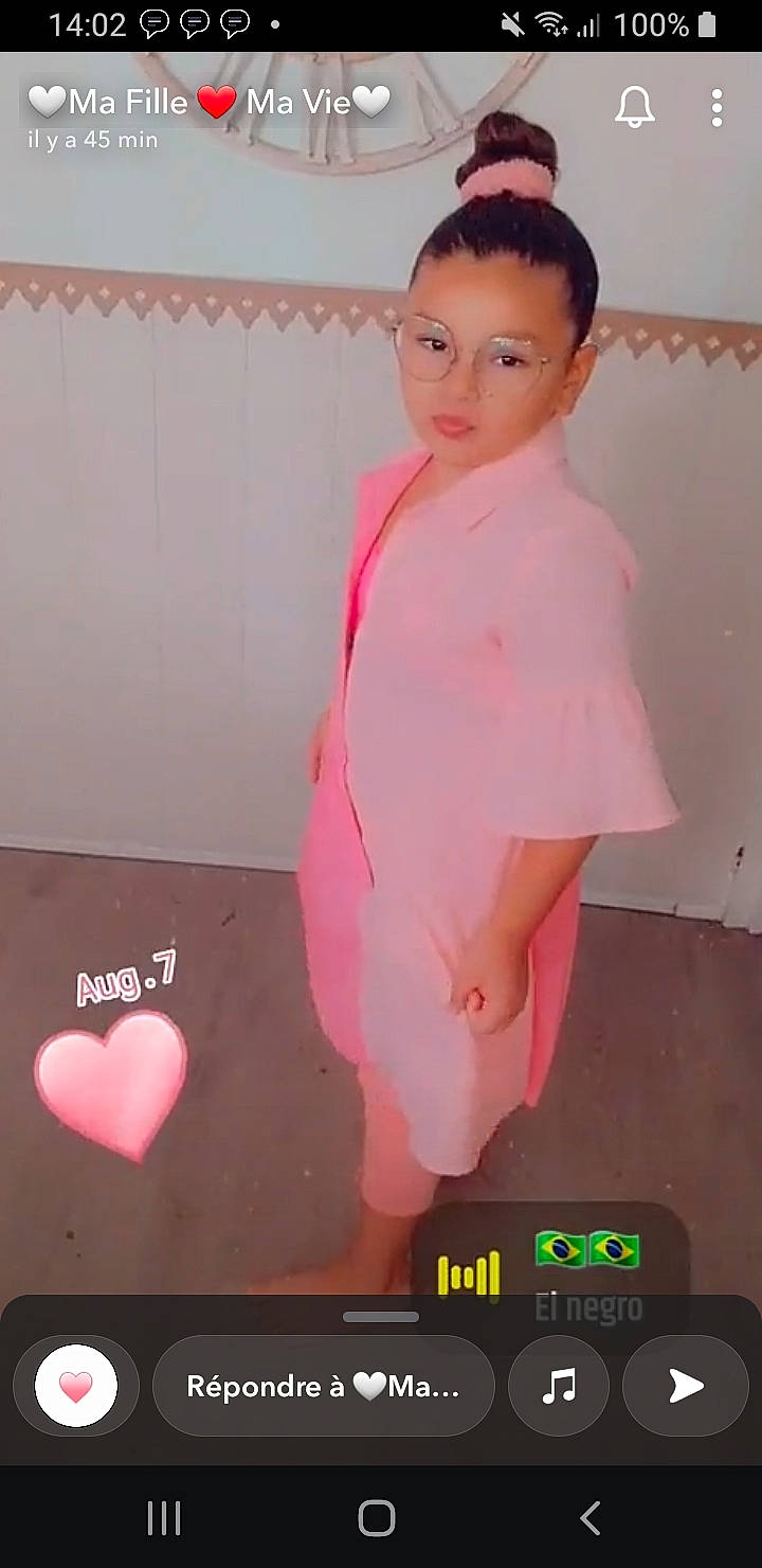 Léana participe au concours pour gagner de l'argent avec cette photo : abdomen, chest, display_device, doll, eyelash, fashion_design, font, formal_wear, human_body, magenta, neck, organ, pattern, person, pink, room, sleeve, tie, toy, vintage_clothing