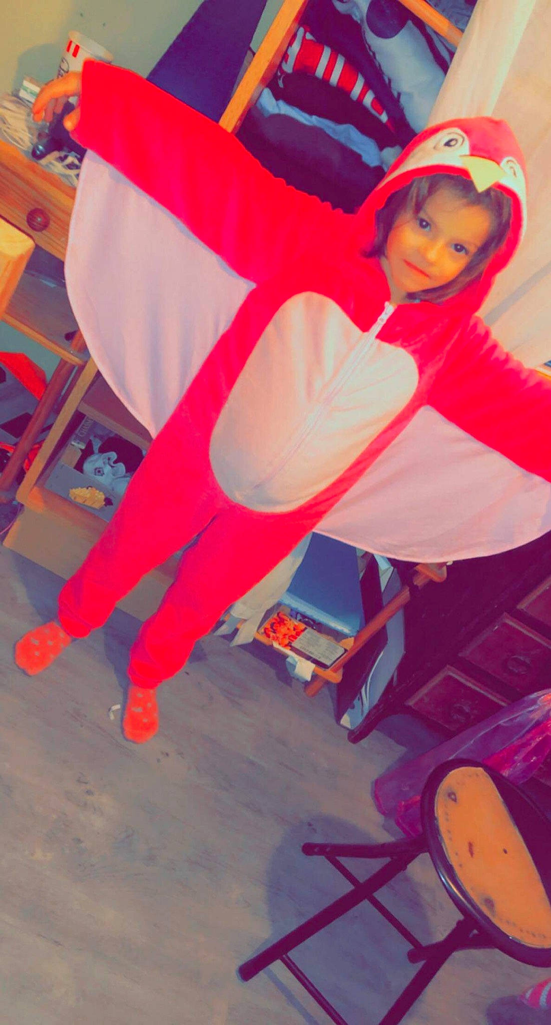 Louann a rejoint le concours — aidez-le/la à gagner de superbes lots ! baseball_cap, cap, carmine, chair, costume, electric_blue, entertainment, event, fun, happy, headwear, human_leg, leisure, magenta, orange, person, pink, red, sandal, t_shirt