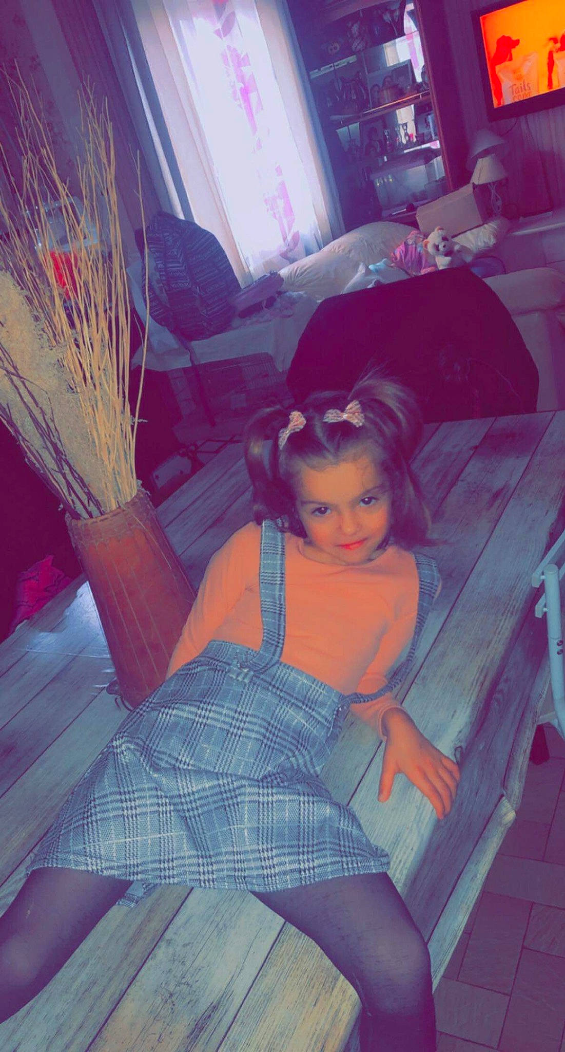 Louann participe au concours pour gagner de l'argent avec cette photo : chair, child, comfort, electric_blue, fashion_design, fun, human_leg, joy, leisure, long_hair, magenta, pattern, person, pink, purple, room, sitting, textile, thigh, tints_and_shades