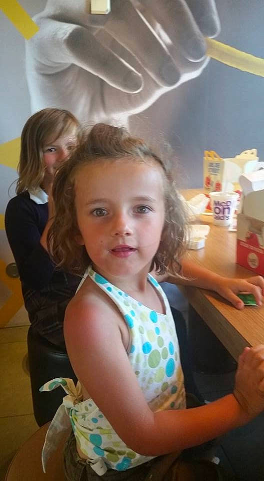 Shana a rejoint le concours — aidez-le/la à gagner de superbes lots ! blond, chair, child, ear, event, finger, fun, gesture, hair, happy, human, joint, leisure, long_hair, organ, person, room, sitting, toddler, tree