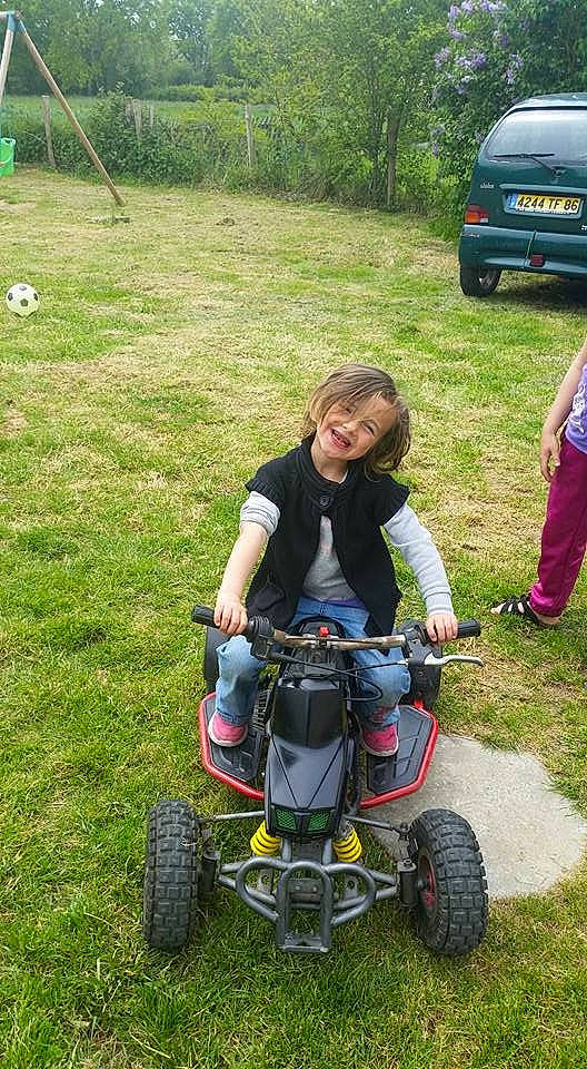 Shana a rejoint le concours — aidez-le/la à gagner de superbes lots ! auto_part, automotive_tire, automotive_wheel_system, car, grass, grassland, joy, land_vehicle, landscape, lawn, leisure, motor_vehicle, person, plant, recreation, shorts, tire, tree, trunk, vehicle