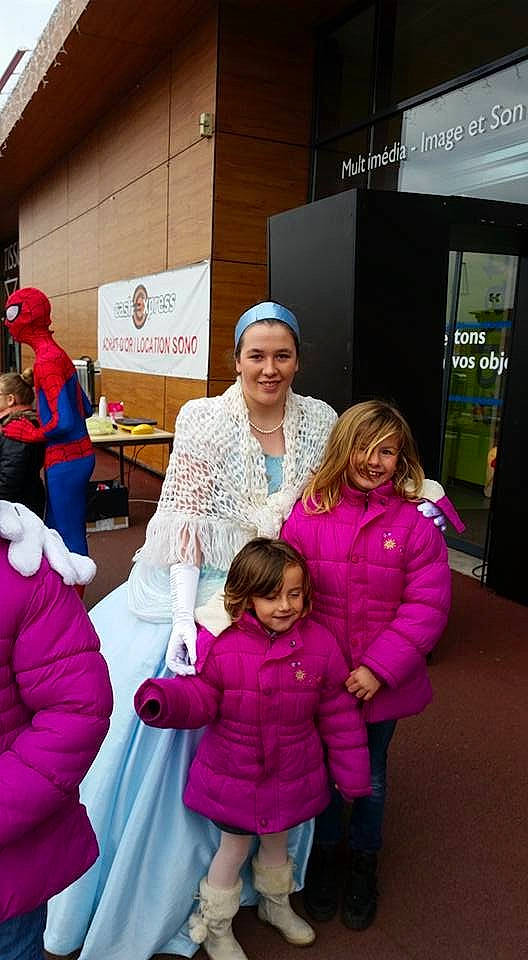 Shana a rejoint le concours — aidez-le/la à gagner de superbes lots ! beauty, child, event, fashion, fun, fur, headwear, hoodie, jacket, joy, leisure, logo, machine, magenta, outerwear, person, pink, purple, recreation, smile