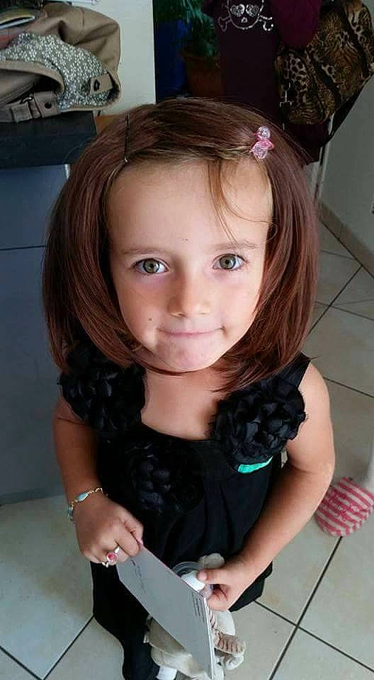 Shana a rejoint le concours — aidez-le/la à gagner de superbes lots ! baby_toddler_clothing, bangs, blond, blue, cheek, child, dress, eyelash, hairstyle, hand, happy, iris, long_hair, person, pink, purple, skin, sleeve, standing, t_shirt