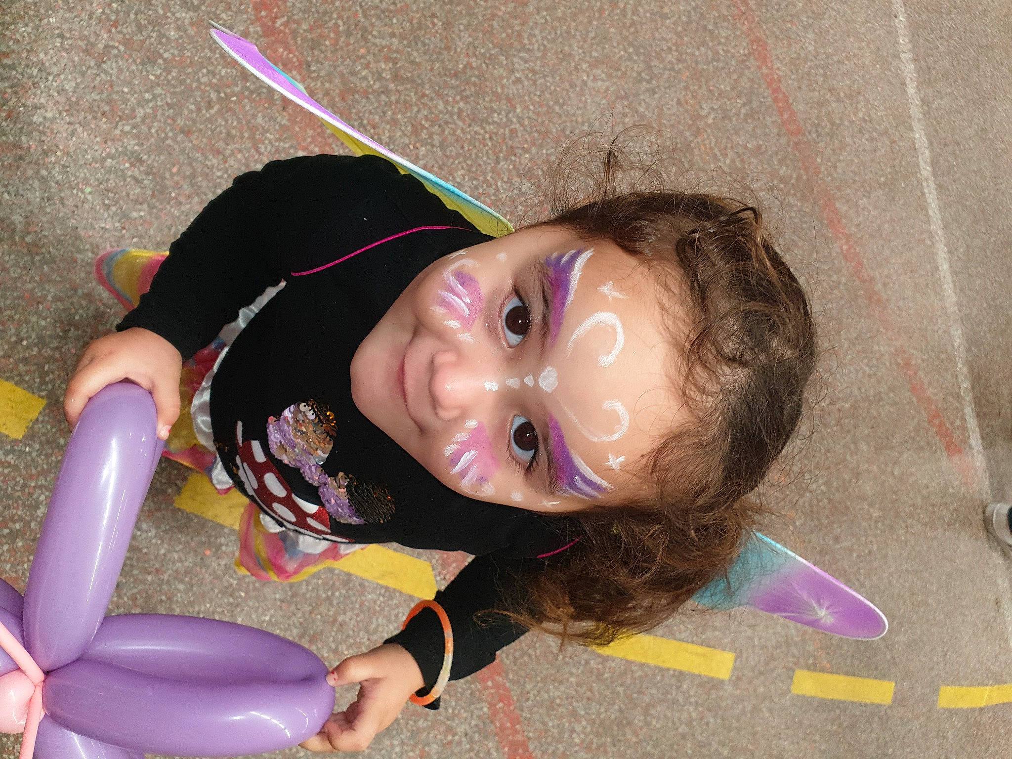 Kalya participe au concours pour gagner de l'argent avec cette photo : child, ear, fun, person, smile, toddler