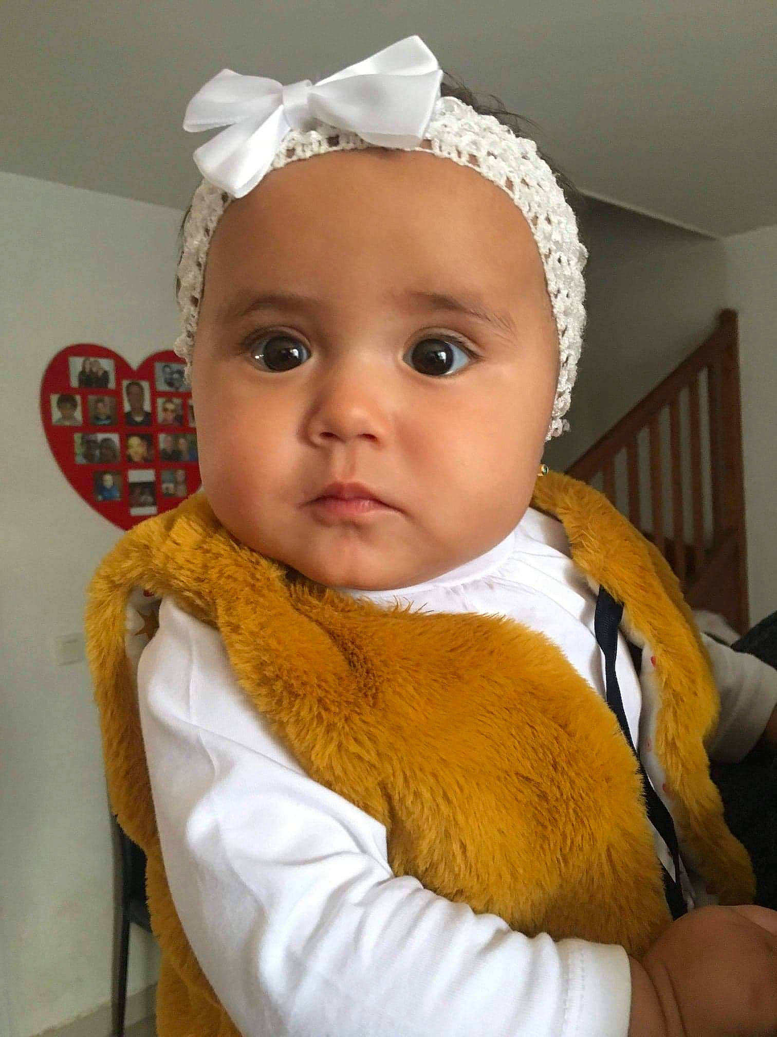 Kalya participe au concours pour gagner de l'argent avec cette photo : baby, baby_toddler_clothing, bonnet, child, fashion_accessory, hair_accessory, headband, headgear, person, toddler