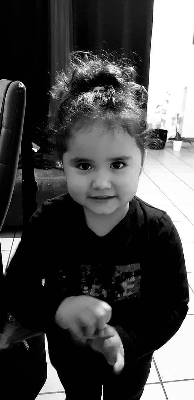 Kalya participe au concours pour gagner de l'argent avec cette photo : black, black_and_white, cheek, child, eye, face, facial_expression, forehead, hair, hairstyle, head, joy, monochrome, monochrome_photography, people, person, photograph, photography, smile, snapshot