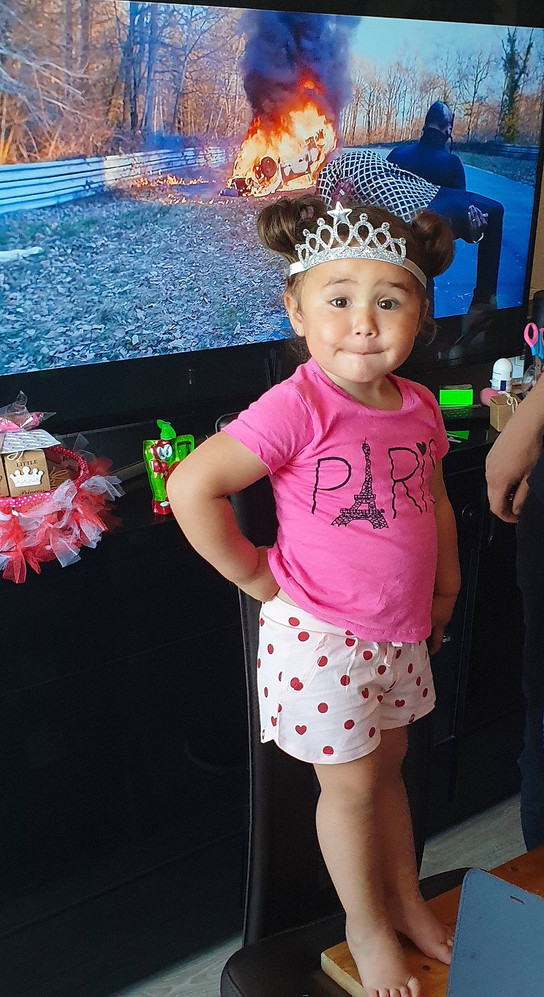 Kalya participe au concours pour gagner de l'argent avec cette photo : baby_toddler_clothing, child, costume, fashion_accessory, hair_accessory, headgear, headwear, person, pink, toddler