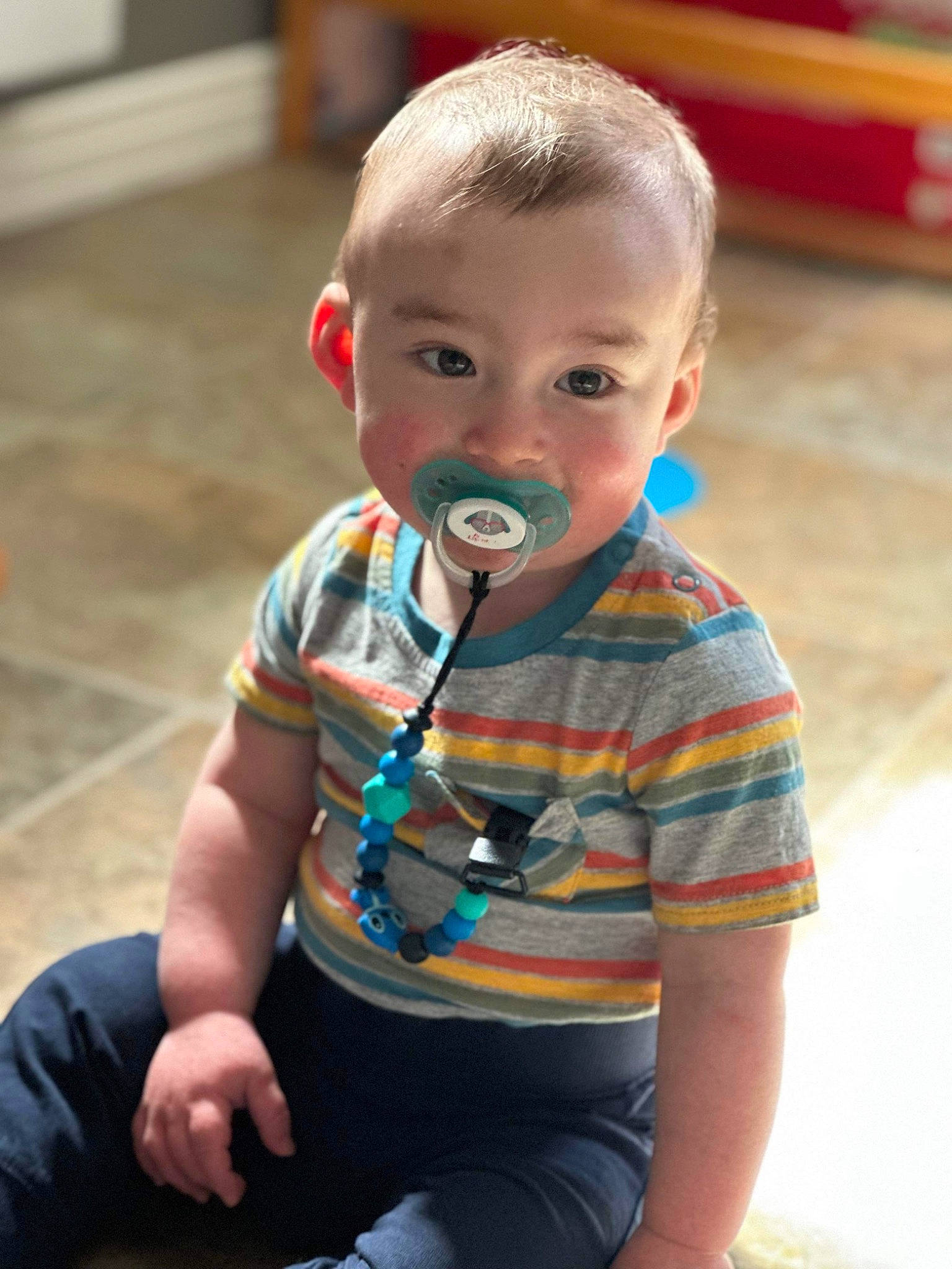 Malek participe au concours pour gagner de l'argent avec cette photo : arm, baby, baby_toddler_clothing, cheek, child, eye, flooring, fun, happy, human_leg, iris, leg, nose, pattern, person, sitting, skin, sleeve, t_shirt, toddler