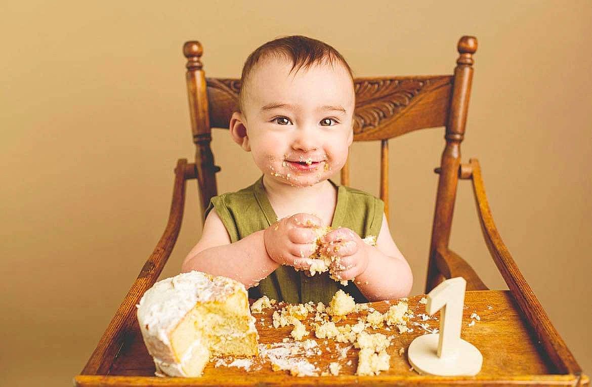 Malek a rejoint le concours — aidez-le/la à gagner de superbes lots ! baby, baked_goods, cake, chair, child, cuisine, dessert, dress, event, eye, food, food_craving, fun, happy, jewellery, joy, person, sitting, smile, sweetness