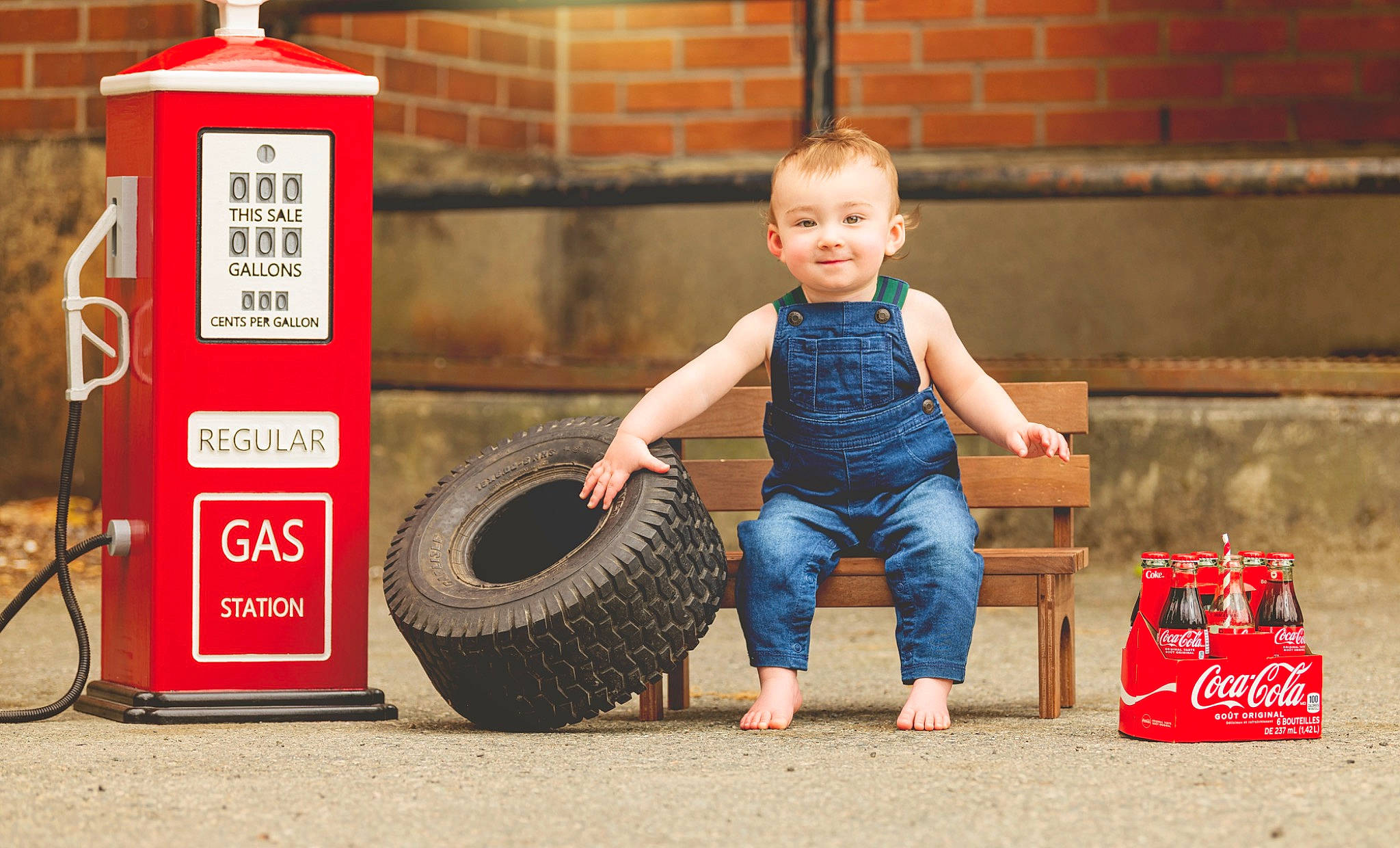 Malek a rejoint le concours — aidez-le/la à gagner de superbes lots ! automotive_tire, automotive_wheel_system, baby_toddler_clothing, child, flash_photography, fun, gas, happy, joy, leisure, people, person, public_space, smile, standing, synthetic_rubber, t_shirt, tire, tire_care, toddler