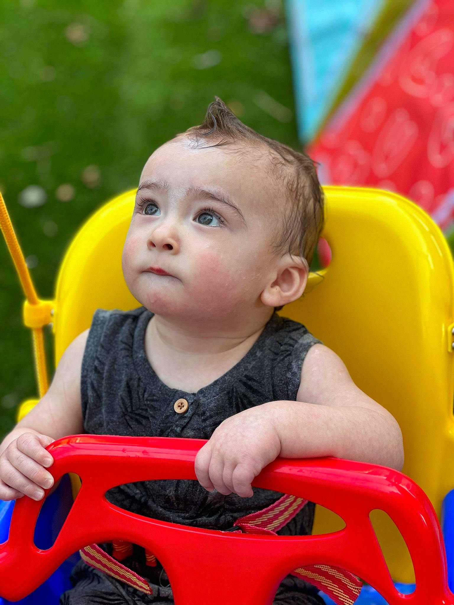 Malek a rejoint le concours — aidez-le/la à gagner de superbes lots ! baby, baby_playing_with_toys, baby_products, baby_toddler_clothing, child, city, event, fun, grass, happy, leisure, people, person, plastic, play, playground, recreation, riding_toy, sitting, snapshot