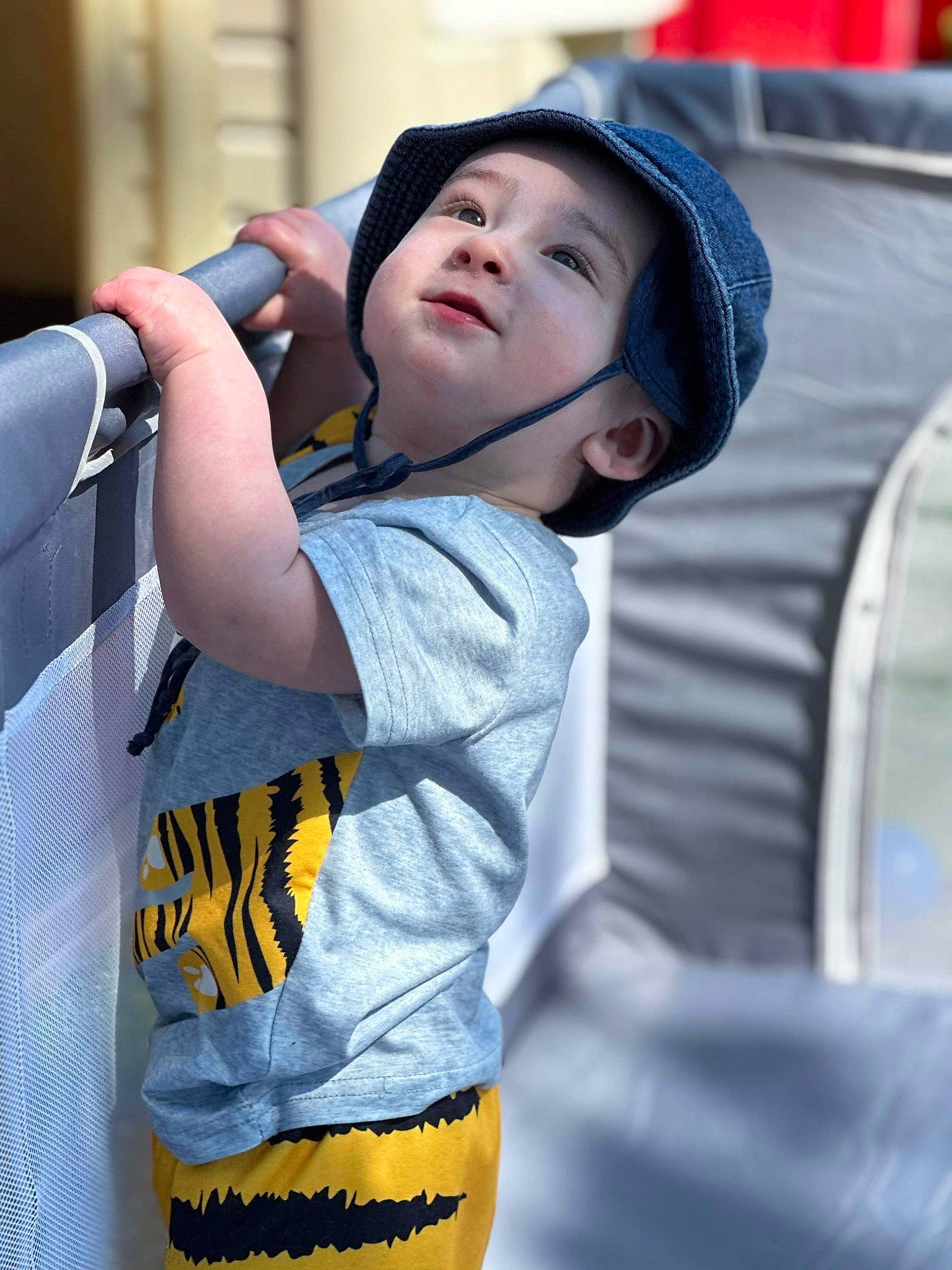 Malek participe au concours pour gagner de l'argent avec cette photo : baby, baseball_cap, cap, child, electric_blue, fashion_accessory, fun, happy, hat, leisure, outerwear, person, personal_protective_equipment, product, recreation, sleeve, smile, sun_hat, t_shirt, toddler