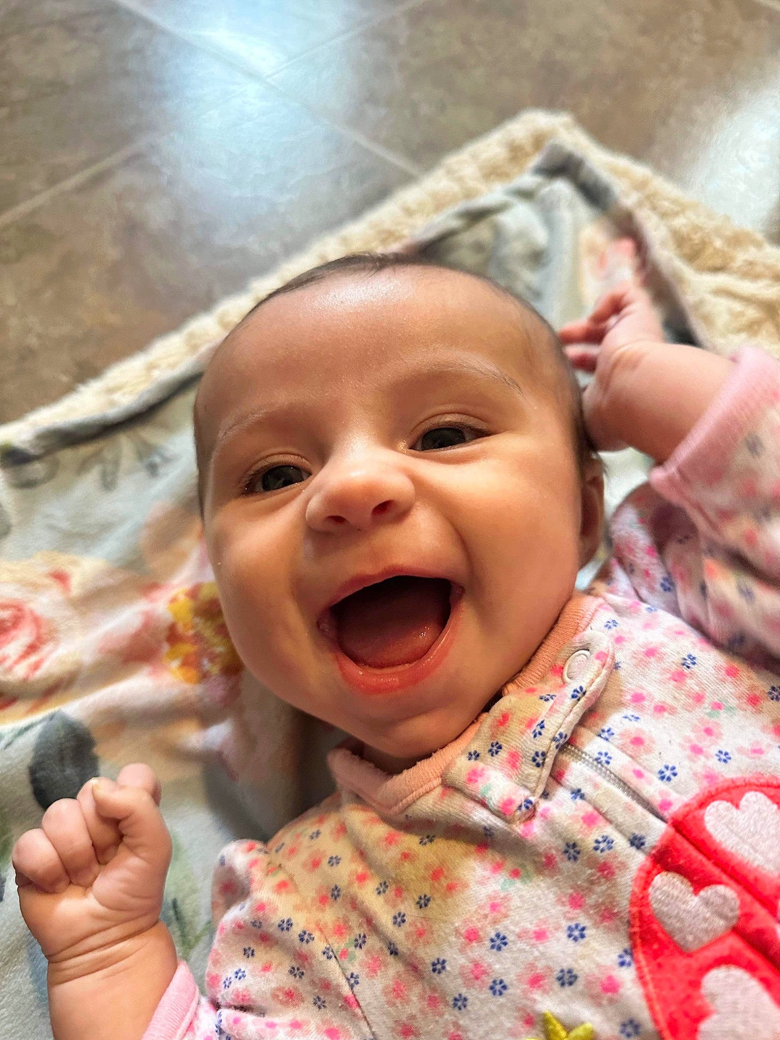 Daliah participe au concours pour gagner de l'argent avec cette photo : baby, baby_laughing, cheek, child, chin, event, fun, gesture, happy, head, leisure, lip, mouth, nose, person, skin, smile, thumb, toddler, tooth