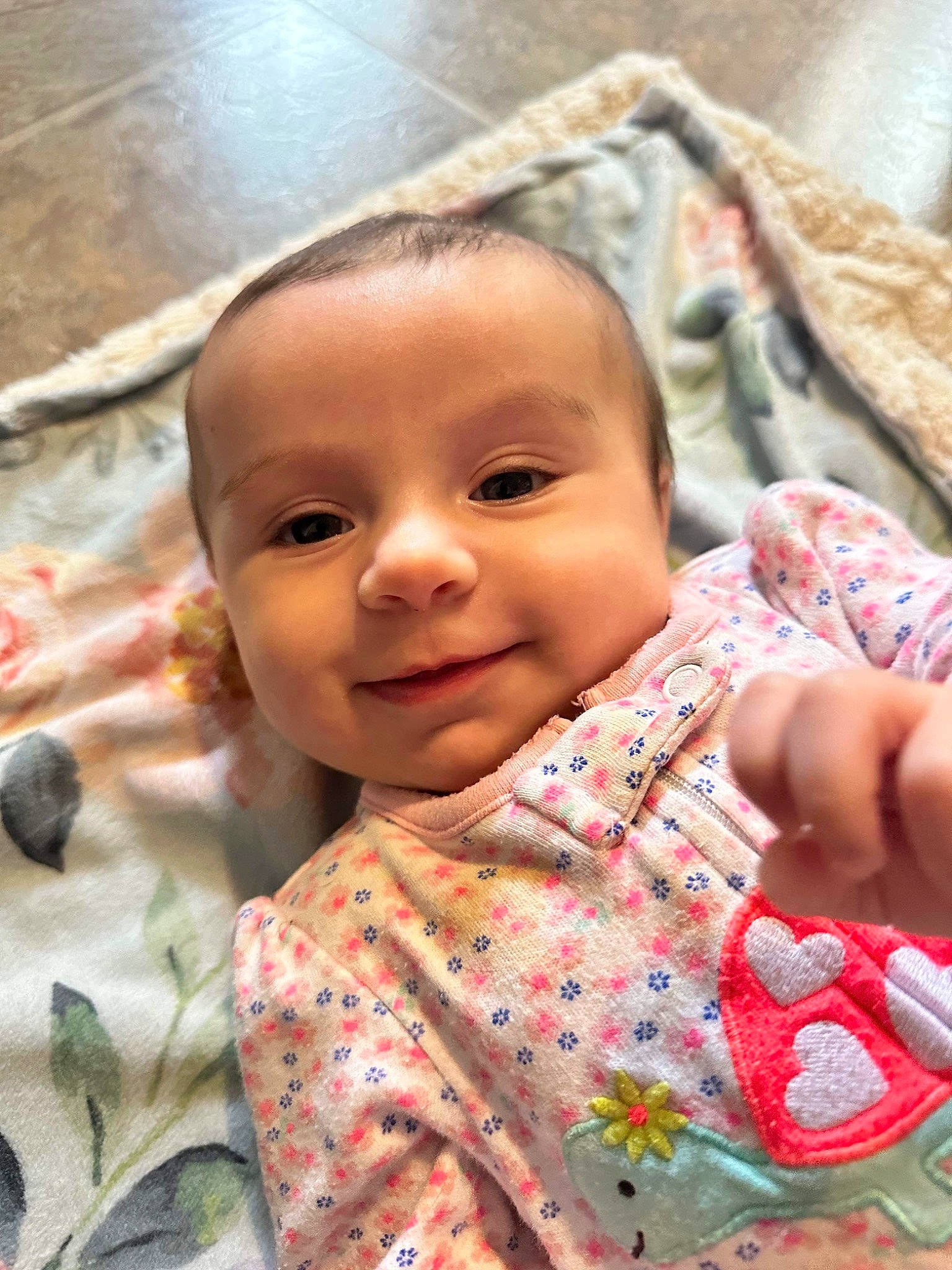 Daliah participe au concours pour gagner de l'argent avec cette photo : baby, cheek, child, chin, eye, face, finger, forehead, happy, head, human, human_body, joy, lip, mouth, nose, person, skin, sleeve, smile