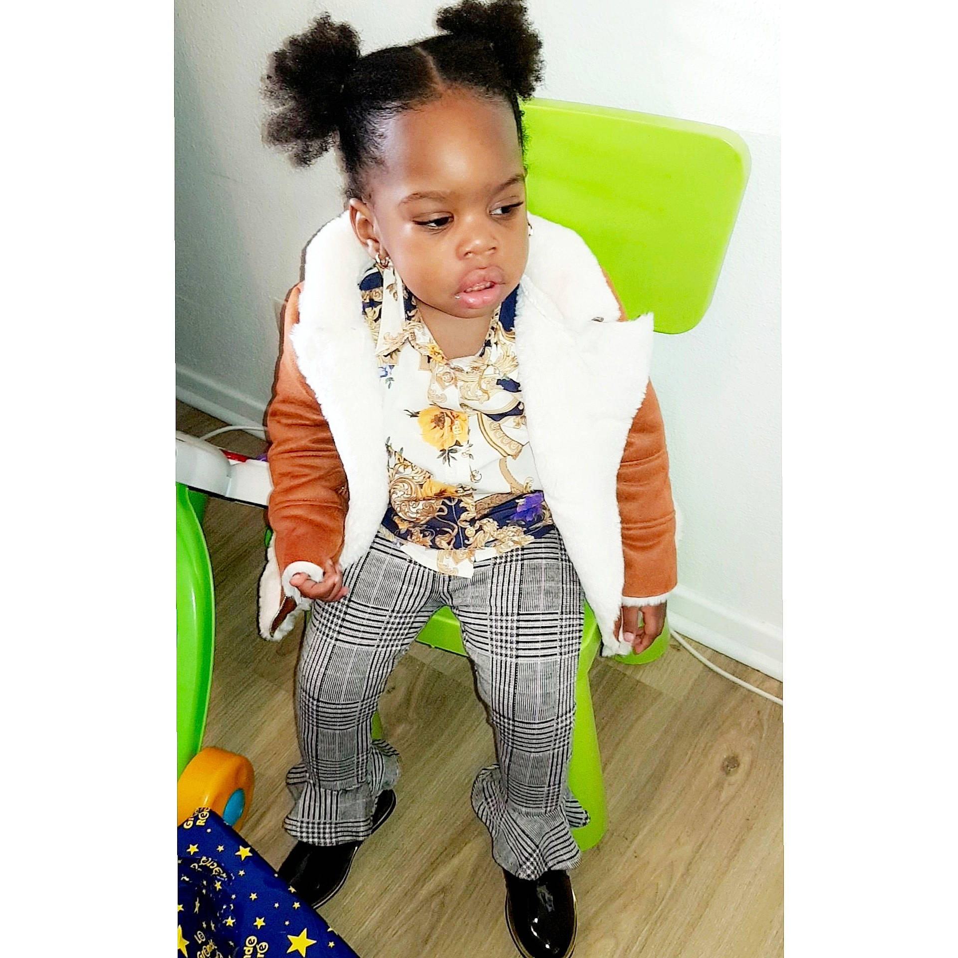 Mariana a rejoint le concours — aidez-le/la à gagner de superbes lots ! black_hair, child, child_model, clothing, cool, fashion, footwear, hair, hairstyle, human, jeans, leggings, outerwear, person, play, shoe, sleeve, sweatpant, t_shirt, toddler