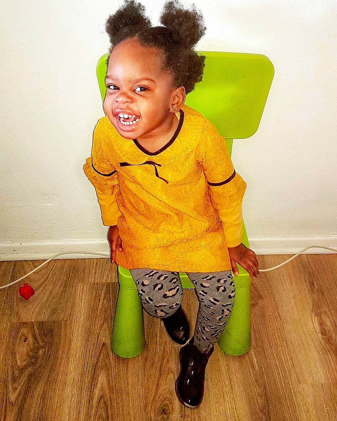Mariana participe au concours pour gagner de l'argent avec cette photo : child, child_model, costume, fun, green, happy, joy, leg, leggings, outerwear, person, play, sleeve, smile, standing, t_shirt, tights, toddler, yellow