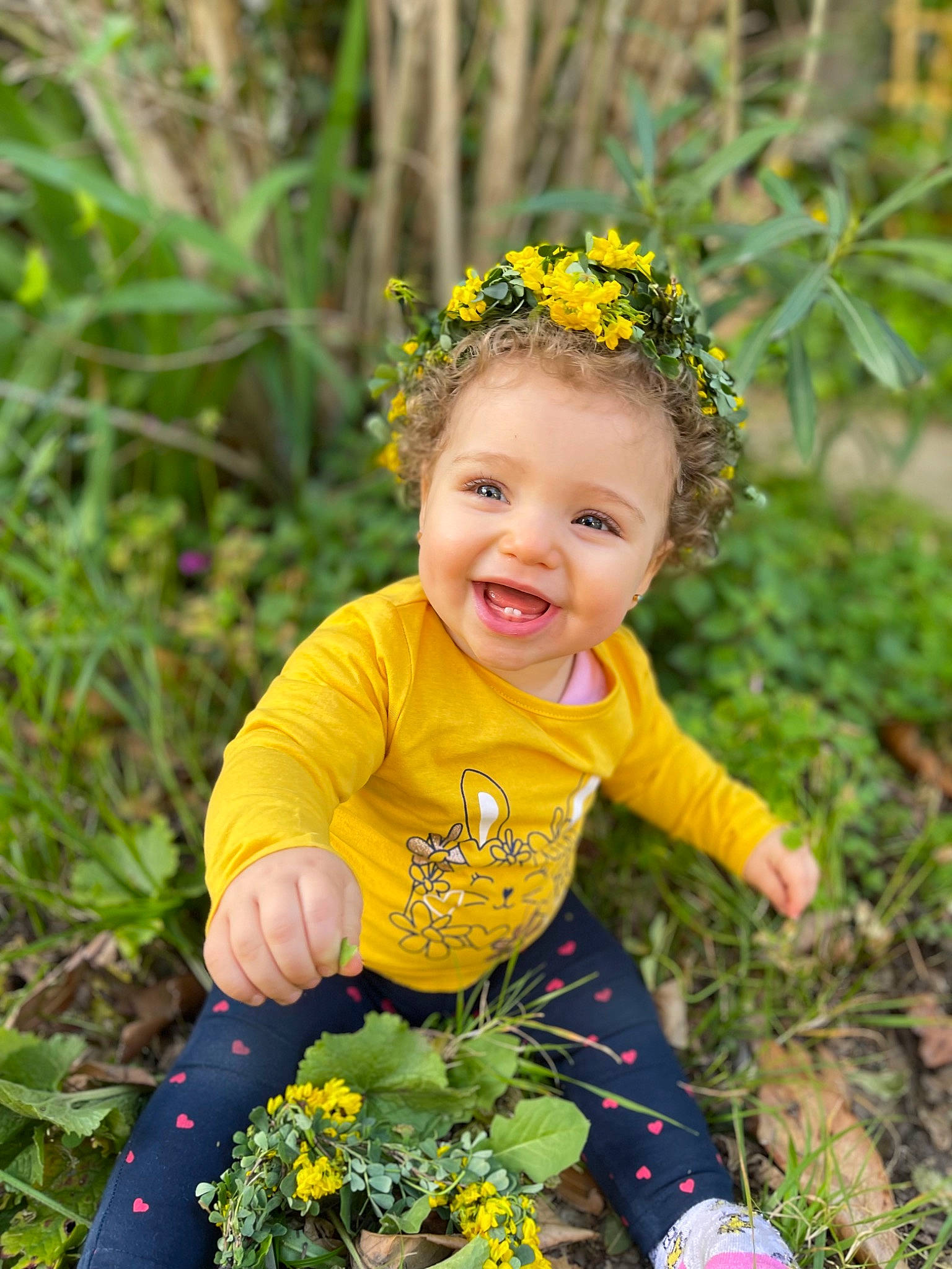 Mary a rejoint le concours — aidez-le/la à gagner de superbes lots ! baby_toddler_clothing, botany, child, eye, flower, flowering_plant, fun, grass, happy, hat, head, headband, leaf, meadow, people_in_nature, person, plant, smile, terrestrial_plant, toddler