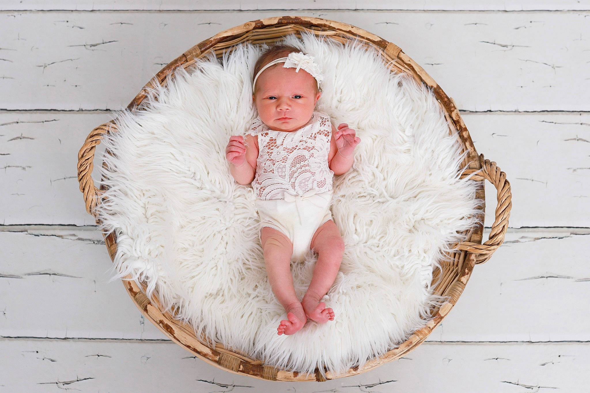 Louna a rejoint le concours — aidez-le/la à gagner de superbes lots ! arm, art, baby, baby_toddler_clothing, child, circle, comfort, dress, eyelash, fashion_accessory, fun, fur, headgear, human_body, linens, person, sleeve, textile, toddler, wood