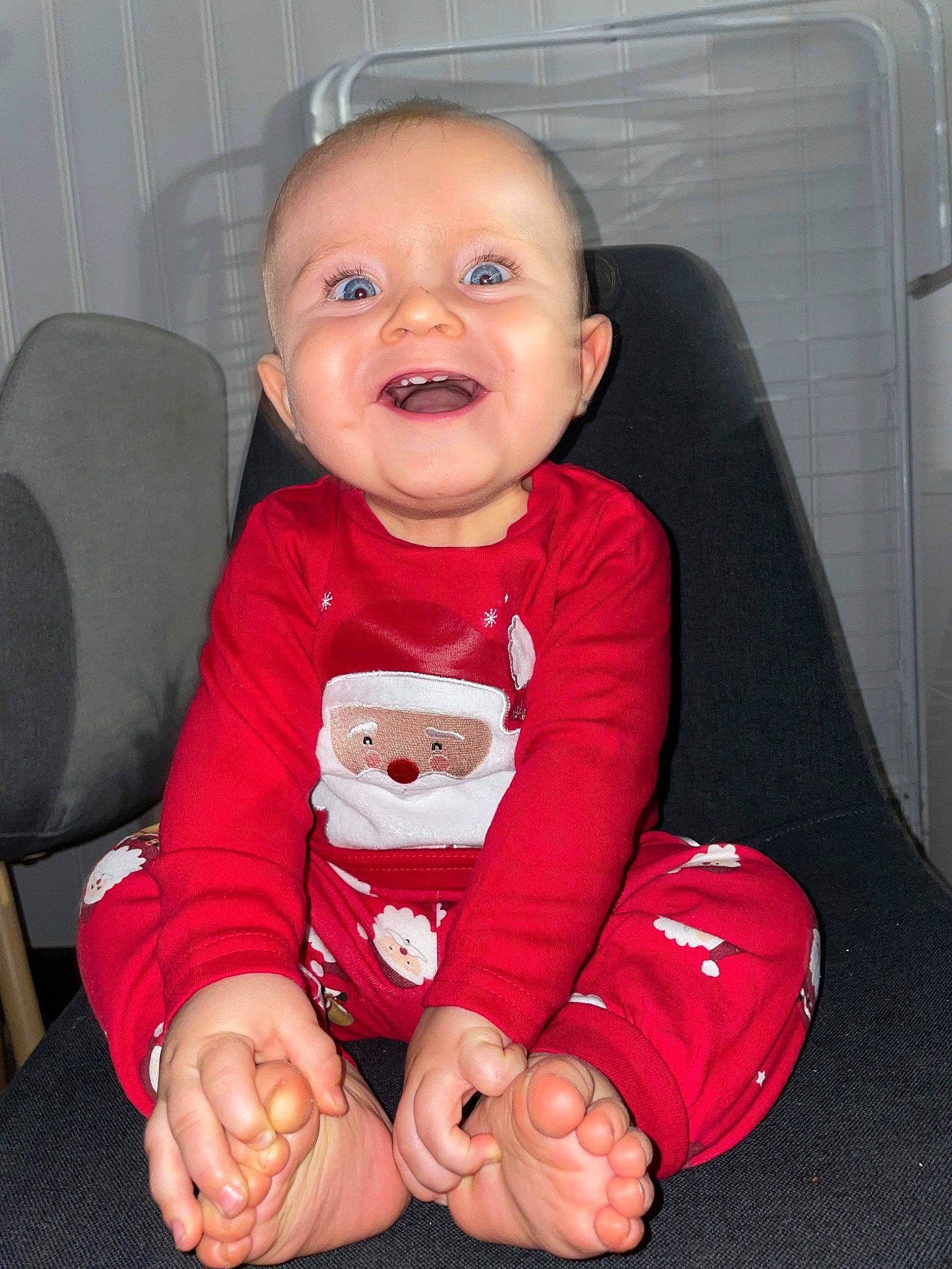 Ezio a rejoint le concours — aidez-le/la à gagner de superbes lots ! baby, baby_products, baby_toddler_clothing, car_seat, carmine, chair, cheek, child, comfort, finger, foot, hand, happy, nail, person, sitting, skin, sleeve, smile, thumb