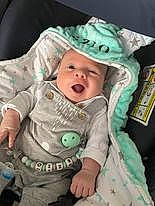 Ezio a rejoint le concours — aidez-le/la à gagner de superbes lots ! baby, baby_products, baby_toddler_clothing, cheek, chin, comfort, cool, eye, eyebrow, face, gesture, headwear, iris, mouth, pattern, person, product, skin, sleeve, smile