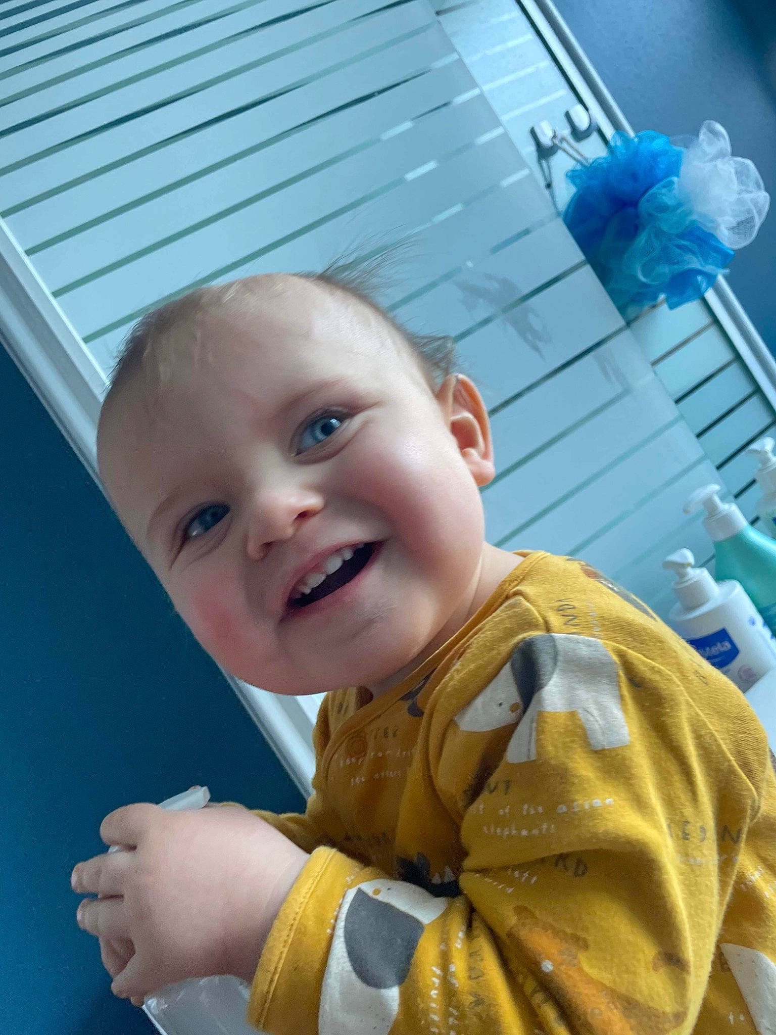 Ezio participe au concours pour gagner de l'argent avec cette photo : baby, baby_products, baby_toddler_clothing, blue, child, electric_blue, fun, gesture, happy, joy, laugh, leisure, person, siding, sleeve, smile, thumb, toddler, vacation