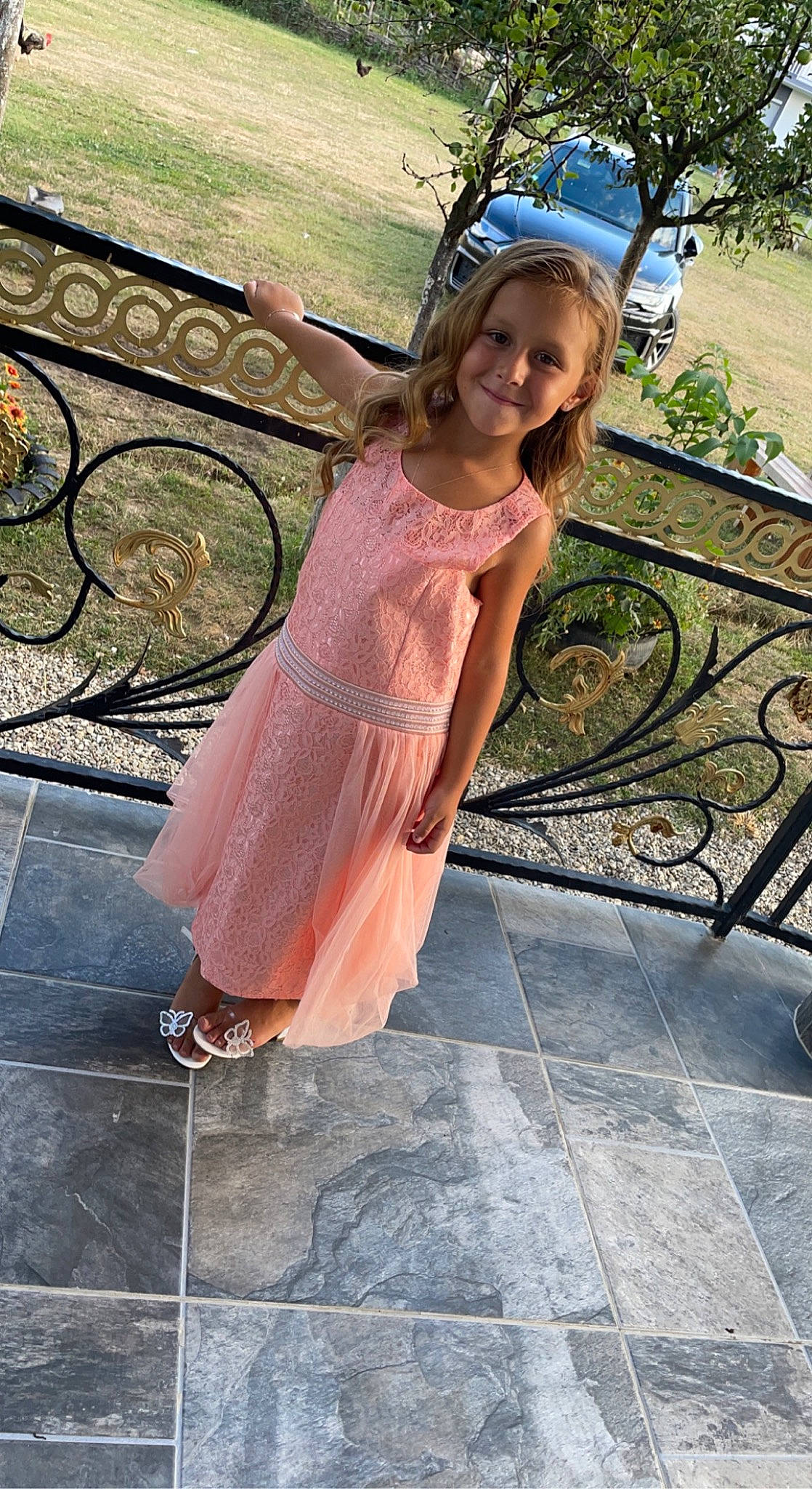 Valentina a rejoint le concours — aidez-le/la à gagner de superbes lots ! brown_hair, day_dress, dress, eye, fashion_accessory, fashion_design, fawn, flash_photography, grass, happy, human_leg, joy, leg, leisure, person, plant, recreation, sandal, smile, tree