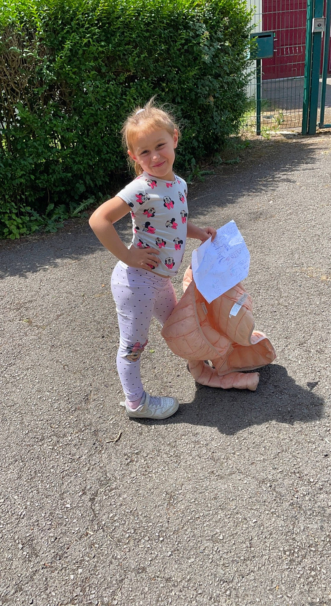 Valentina participe au concours pour gagner de l'argent avec cette photo : asphalt, baby_toddler_clothing, child, foot, fun, grass, head, human_leg, joy, leisure, pattern, people_in_nature, person, plant, play, recreation, road_surface, sitting, sleeve, sneakers