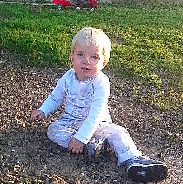 Maëron a rejoint le concours — aidez-le/la à gagner de superbes lots ! child, grass, person, plant, play, sitting, soil, toddler