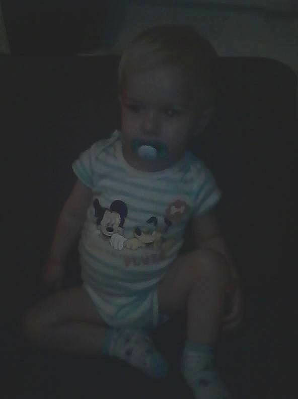 Maëron a rejoint le concours — aidez-le/la à gagner de superbes lots ! arm, baby, black, cheek, child, chin, cool, darkness, eye, face, head, human, mouth, nose, organ, person, sitting, skin, standing, toddler