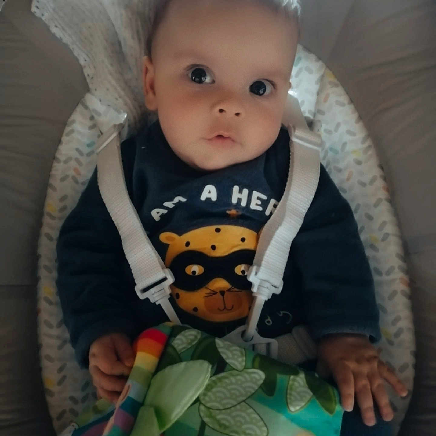 Aylan a rejoint le concours — aidez-le/la à gagner de superbes lots ! baby, bird, blanket, cherry, child, clothing, colorful, cute, expression, fabric, face, hand, indoors, infant, portrait, safety_straps, seat, soft_lighting, superhero, young