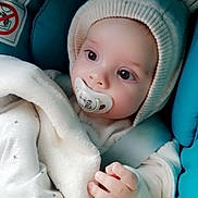Aylan a rejoint le concours — aidez-le/la à gagner de superbes lots ! baby, infant, pacifier, blanket, hat, clothing, hand, face, eyes, car_seat, child, cute, cozy, warm, indoors, portrait, newborn, soft_texture, comfort, sleepy