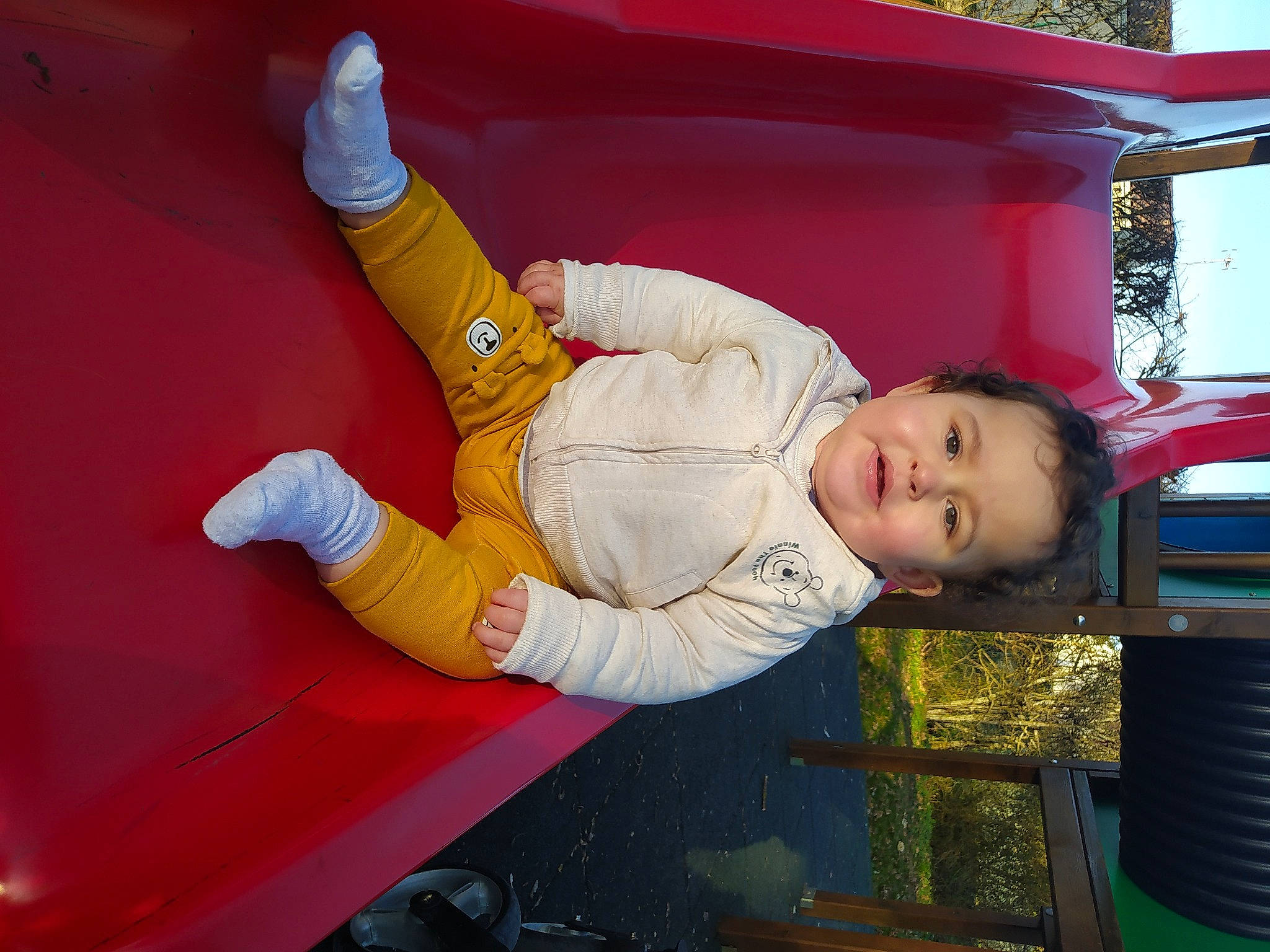 Tiago a rejoint le concours — aidez-le/la à gagner de superbes lots ! baby_toddler_clothing, child, fun, gesture, happy, leisure, person, play, sitting, smile, toddler, tree, vehicle